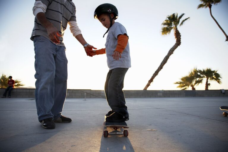 What to Wear When Learning to Skateboard: Essential Gear for Beginner Skaters