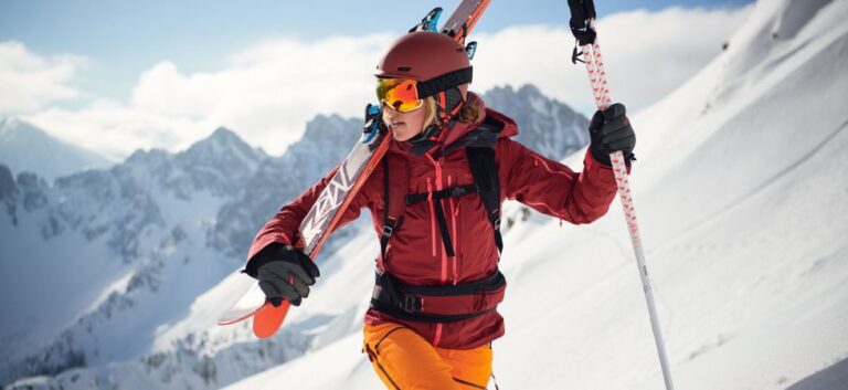 What to Wear Skiing into Water Pool: The Ultimate Guide to Stylish and Functional Skiing Attire